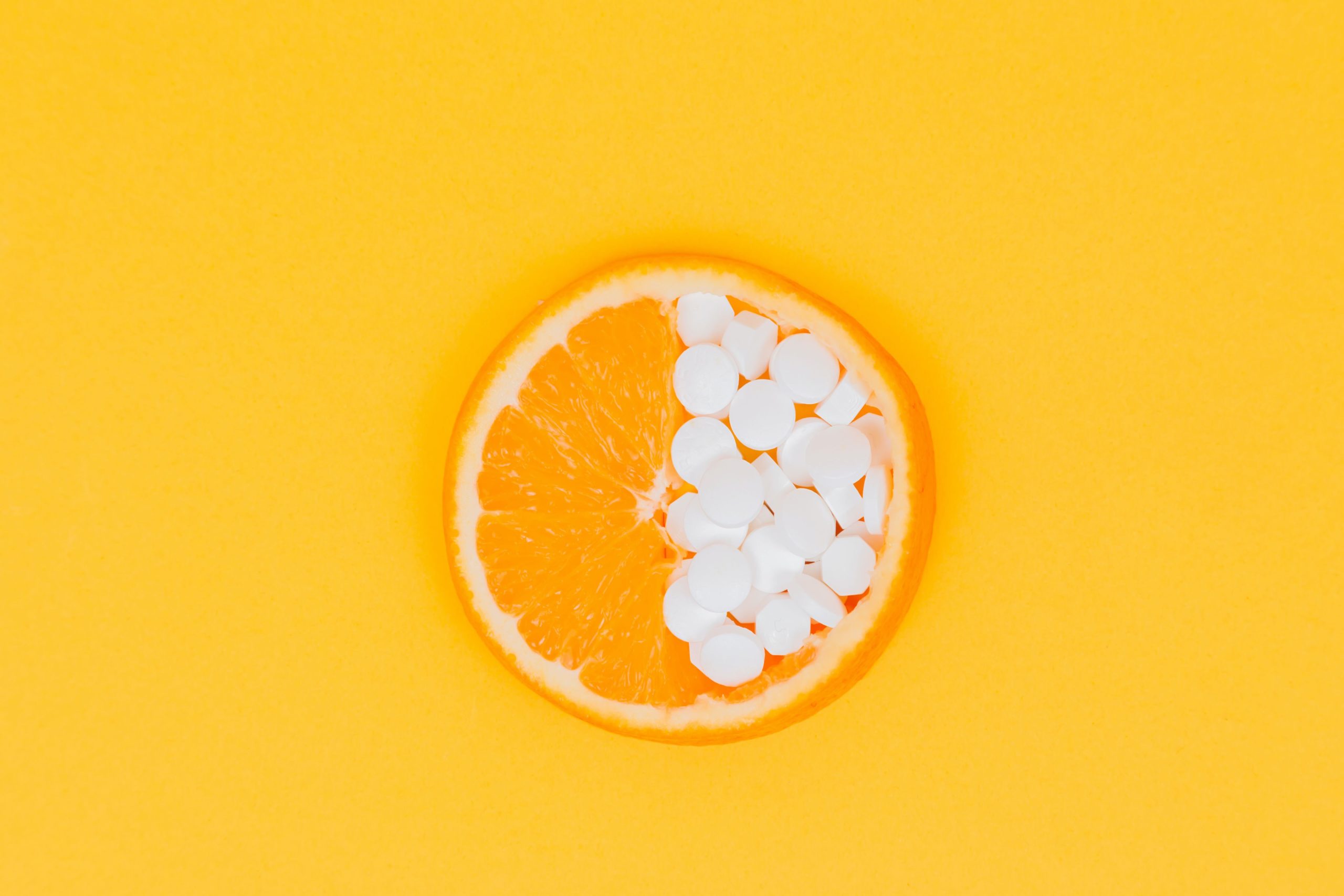 pomarańcza z tabletkami fot. Unplash.com