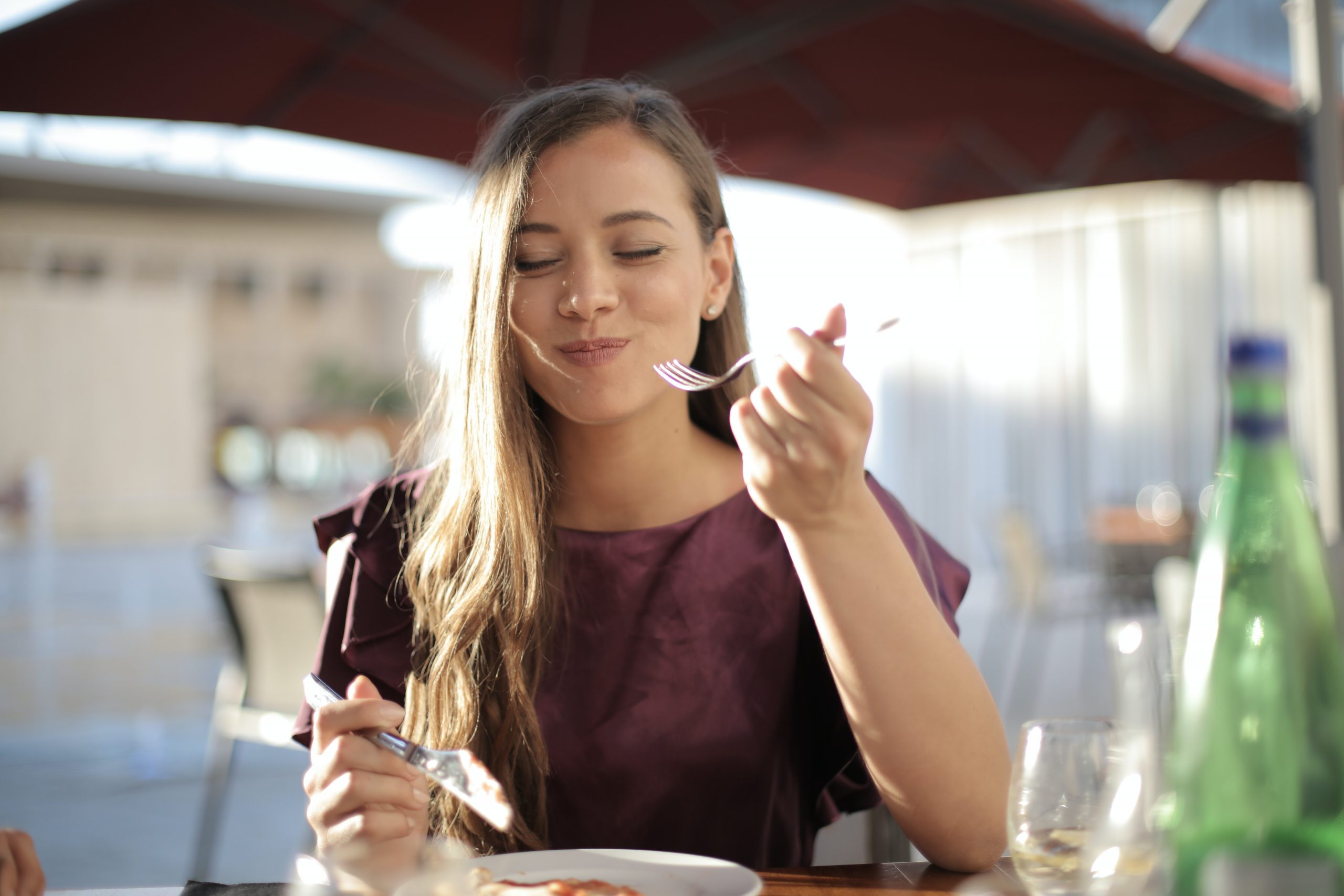 Jedząca kobieta, fot. pexels.com